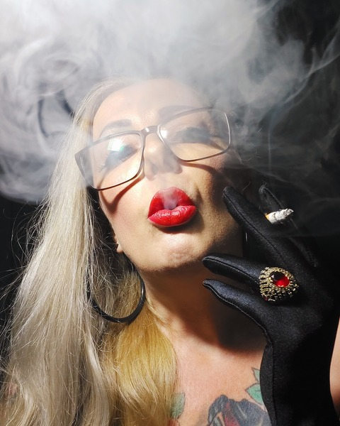 lady.smoker.queen onlyfans leaked picture 1