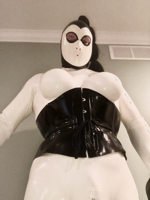 latexrubbergirl onlyfans leaked picture 1