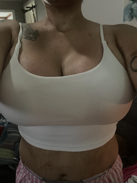 mobwife1583 onlyfans leaked picture 1