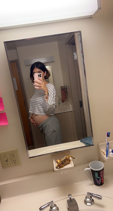 pregnantrosalina onlyfans leaked picture 1
