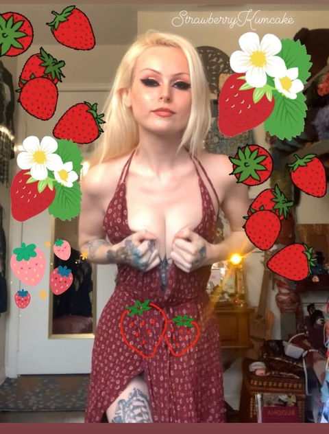 strawberrykumcake onlyfans leaked picture 1